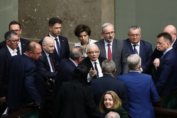 Prezes PiS Jarosław Kaczyński (C) wśród członków rządu na sali obrad Sejmu w Warszawie