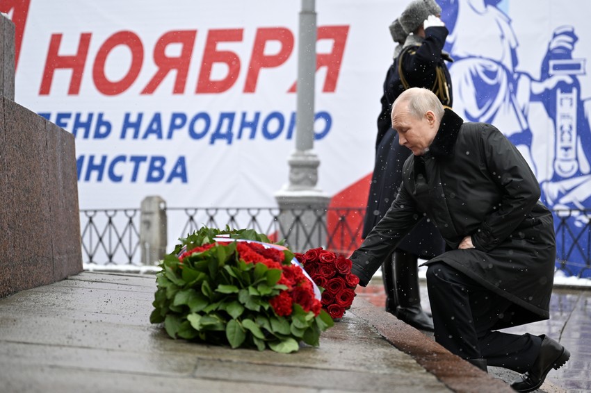 Vladimir Putin polaže cveće na spomenik Kuzmi Mininu i Dmitriju Požarskom u Moskvi 4. novembra