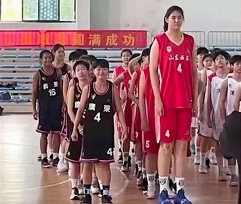 14-letnia Zhang Ziyu ma już ponad 2 metry wzrostu