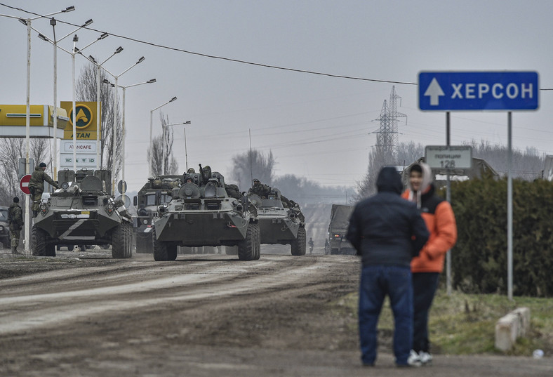 Wojska rosyjskie przemieszczają się w kierunku Ukrainy na drodze koło Armiańska na Krymie. 25.02.2022