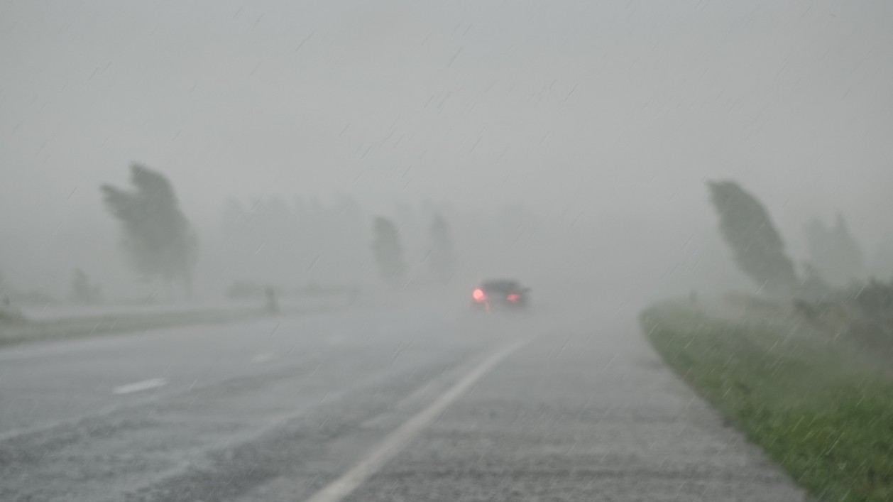 Jazda v silnom vetre. Jeden náraz dokáže presunúť auto na vedľajší pruh. 