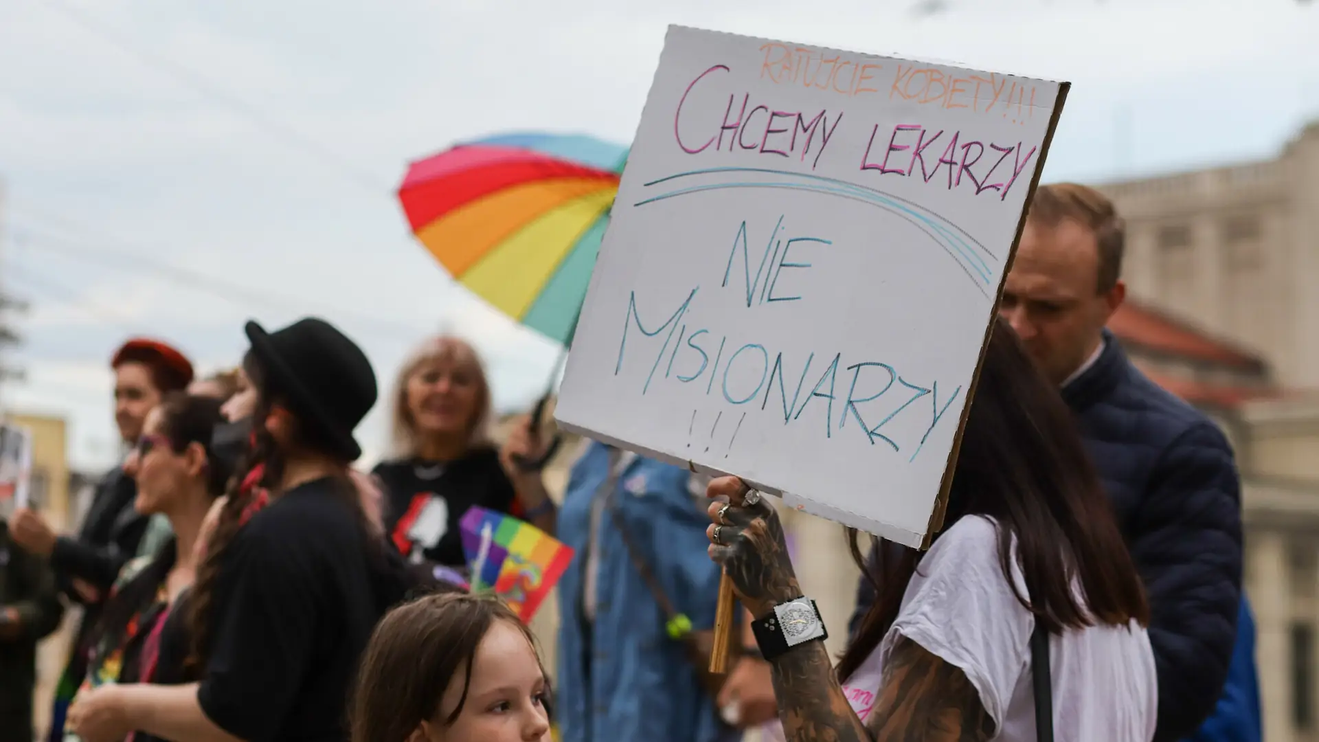 "Chcemy lekarzy, nie misjonarzy". Polki protestują dziś po śmierci ciężarnej Doroty