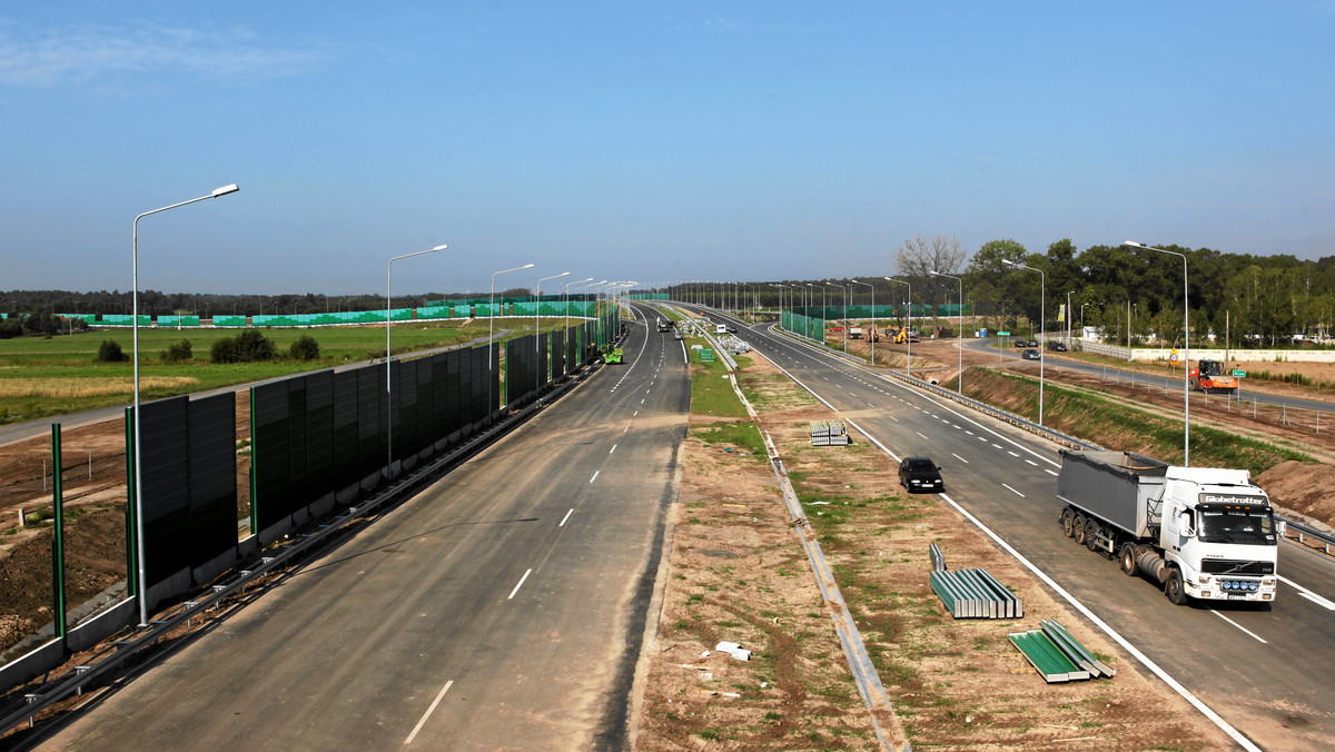 Poszkodowani przy budowie autostrad podwykonawcy nie otrzymują należnych pieniędzy, mimo wejścia w życie ustawy, która miała to umożliwić - uważają posłowie PiS Andrzej Adamczyk i Edward Czesak. Zapowiedzieli, że PiS złoży projekt rezolucji nawołującej rząd do działania w tej sprawie.