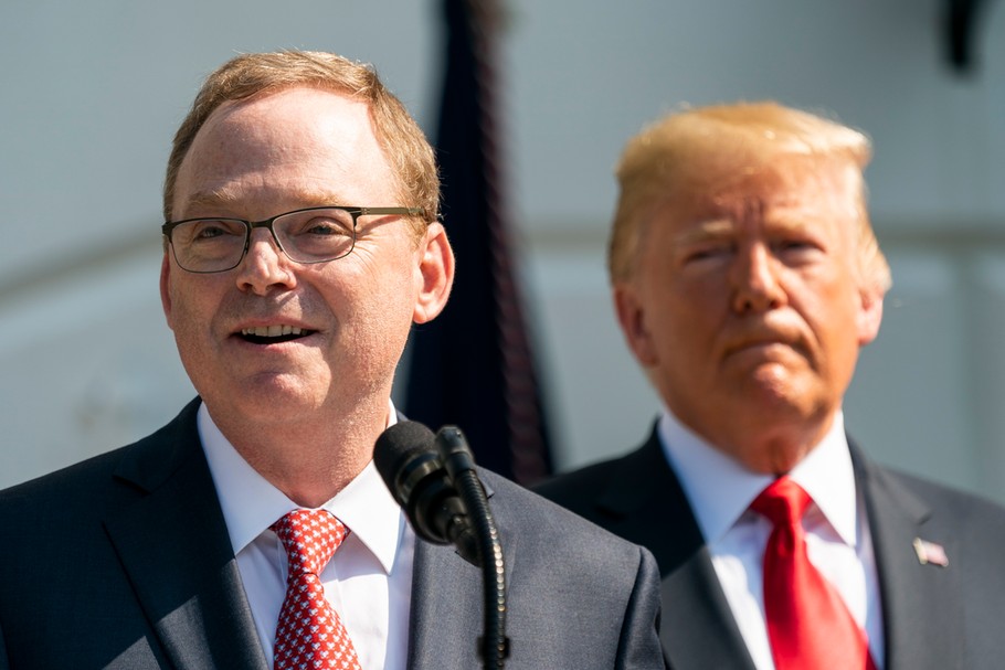 Kevin Hassett jest szefem rady doradców ekonomicznych Donalda Trumpa. Wcześniej doradzał innym republikańskim kandydatom na prezydenta m.in. Mittowi Romneyowi czy Johnowi McCainowi