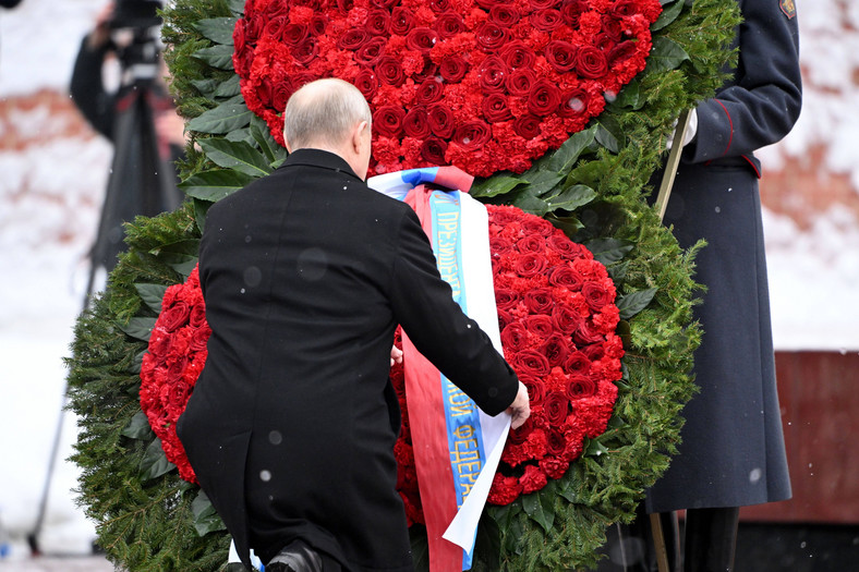 Władimir Putin składa wieniec na Grobie Nieznanego Żołnierza w trakcie obchodów Dnia Ojczyzny. Moskwa, 23 lutego br.