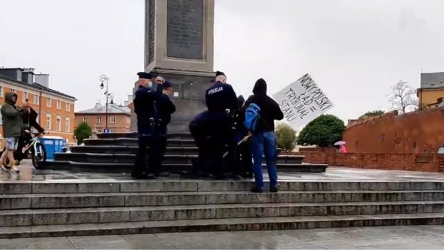 Kadr z nagrania, które krąży w internecie. Zatrzymanie protestującego pod kolumną Zygmunta