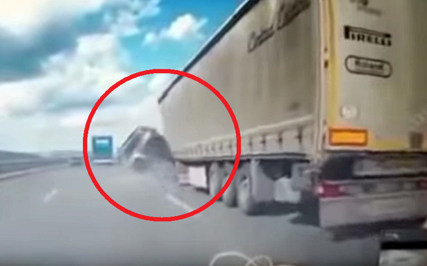 Wypadek na S8 - moment uderzenia w ciężarówkę