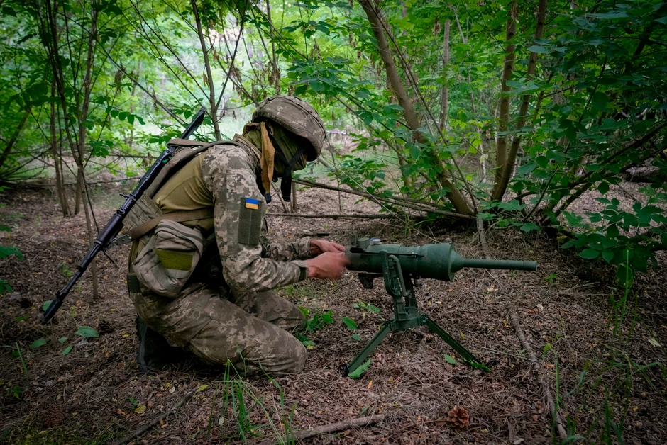 Ukrajinska vojska postavlja nemačke protivtenkovske mine DM22 na šumskom putu u Donjecku