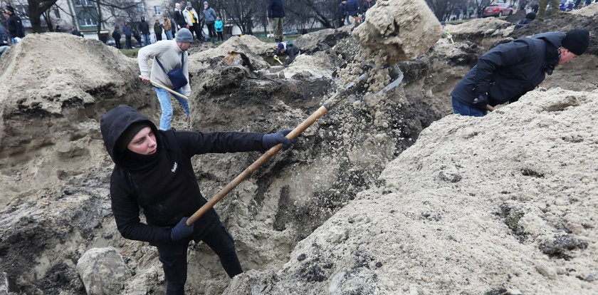 Serce pęka. Mieszkańcy Kijowa robią z miasta fortecę, gdy Putin zaciska wokół miasta śmiertelny pierścień [DUŻO ZDJĘĆ]