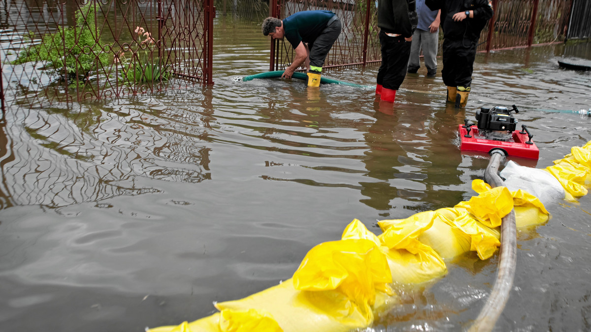 Zawadzkie po przykrych doświadczeniach z powodzią w 2010 roku wykonało kilka działań, które znacznie poprawiły bezpieczeństwo mieszkańców. Czerwcowy test, podczas wysokich stanów wód na Małej Panwi, został zaliczony - informuje Radio Opole.