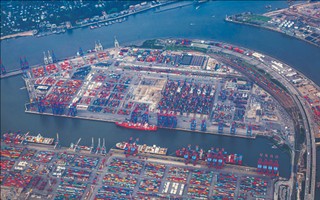 Przygotowania do transatlantyckiej wojny handlowej: Unia odpowie na nowe cła Trumpa