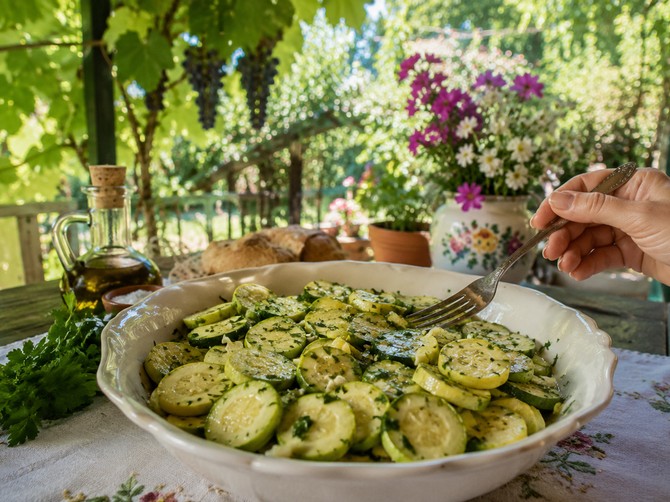 Salata od tikvica i belim lukom je apsolutni hit na internetu: Ovo je recept koji ćete praviti celog leta