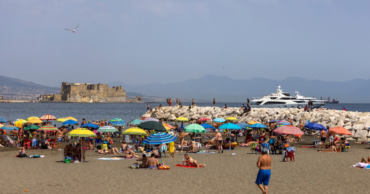 Climate change is extending the beach season in Italy.  New rules in Naples