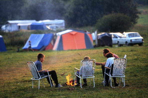 Kempingi nad jeziorem Medlov koło Novego Mesta na Morawach we wschodnich Czechach, 20 lipca 1998