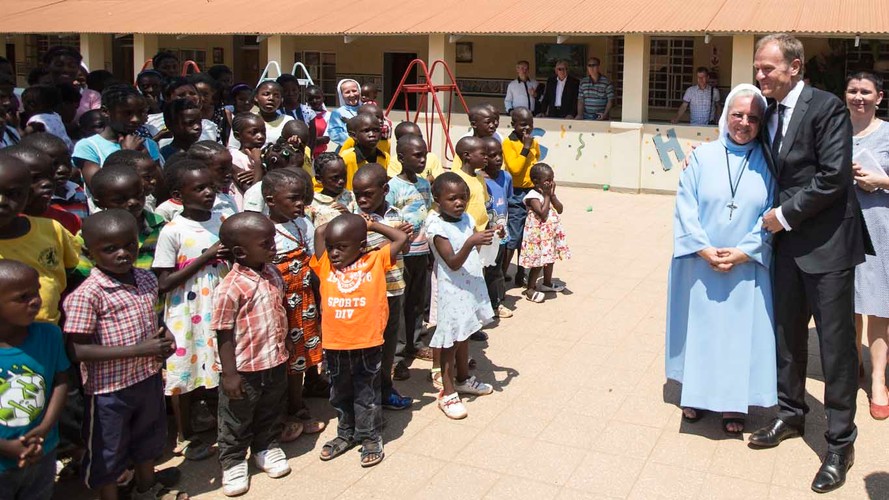 Polski premier wśród afrykańskich sierot