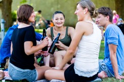 Czy można pić piwo nad Wisłą? Policja wlepia mandaty, a Ministerstwo Zdrowia mówi: Można!