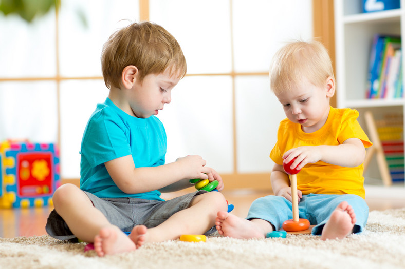 Zaaranżowanie atrakcyjnej strefy zabaw w wąskim pokoju dla dwójki dzieci jest istotne