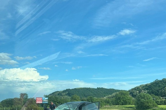 (FOTO, VIDEO) UDES NA AUTO-PUTU Automobil zgužvan kao limenka, svuda rasuti delovi