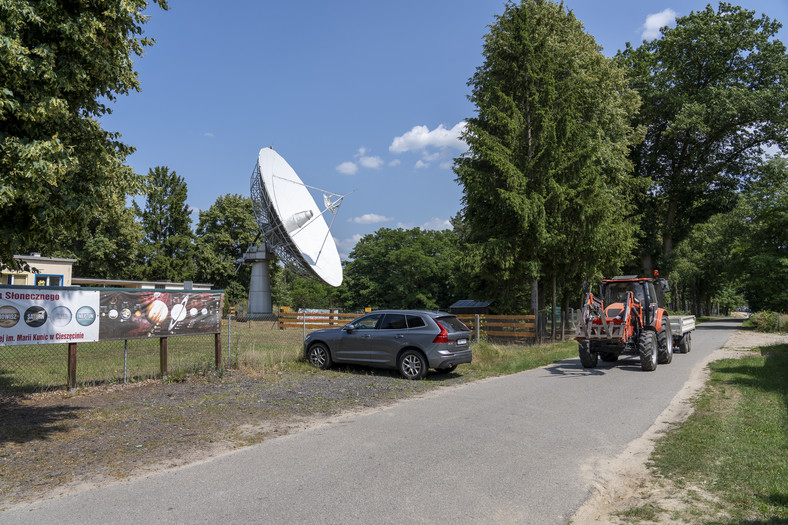 Jedziemy przez wsie pod Wieruszowem. A tu nagle potężny radioteleskop...