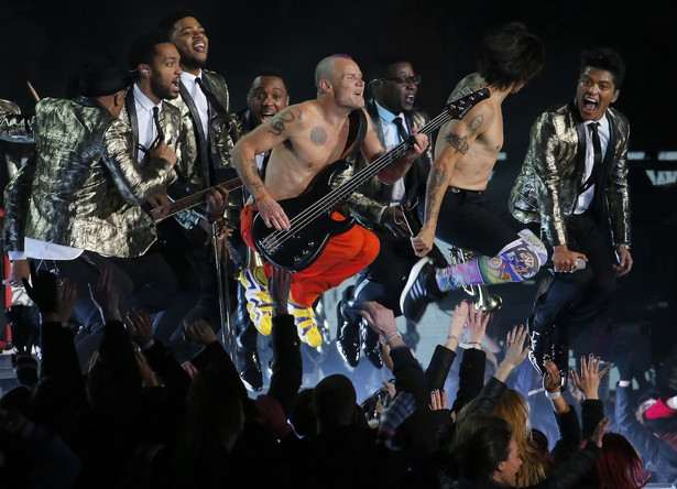 Bruno Mars dał czadu z Red Hot Chili Peppers na Super Bowl – zobacz!