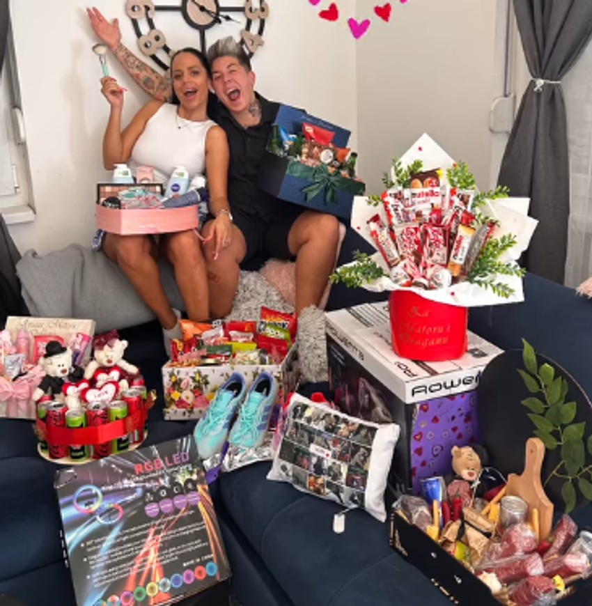 Jovana Tomić Matora i Dragana otvaraju poklone