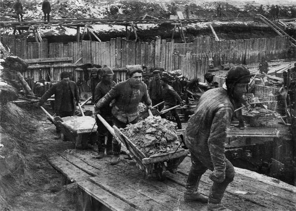 Więźniowie używali najprostszych narzędzi: kilofów, młotów, łopat, taczek i drewnianych wózków z przekąsem nazywanych „fordami.