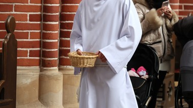 koniec ze zbieraniem na tacę? księża idą z duchem czasu