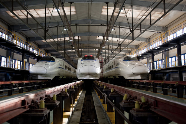 We wtorek w Chinach otwarto nową, liczącą 202 kilometry superszybką linię kolejową, łączącą Szanghaj z Hangzhou nad Morzem Wschodniochińskim. Dzięki pociągom pędzącym z prędkością 350 km/h podróż między miastami skróci się z 78 do 45 minut.
