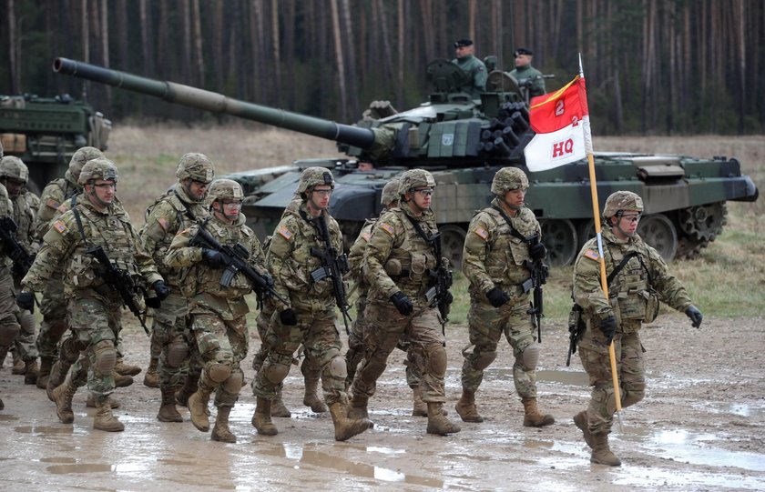 Żołnierze w deszczu czekali siedem godzin na Macierewicza