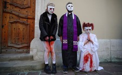 Protest przed domem kardynała Stanisława Dziwisza [ZDJĘCIA]