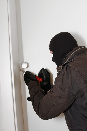 Kradzież z włamaniem <BR><BR> Tego występku dokonuje się w sytuacji, w której przed zaborem rzeczy ruchomej dokonano pokonania zabezpieczenia (zgodnie z art. 279 Kodeksu karnego). Mogą to być zamknięte na klucz drzwi, czy nawet zamek błyskawiczny namiotu. Coraz częściej też mówi się o pokonywaniu zabezpieczeń komputerowych. Za popełnienie tego przestępstwa grozi od roku do 10 lat pozbawienia wolności.