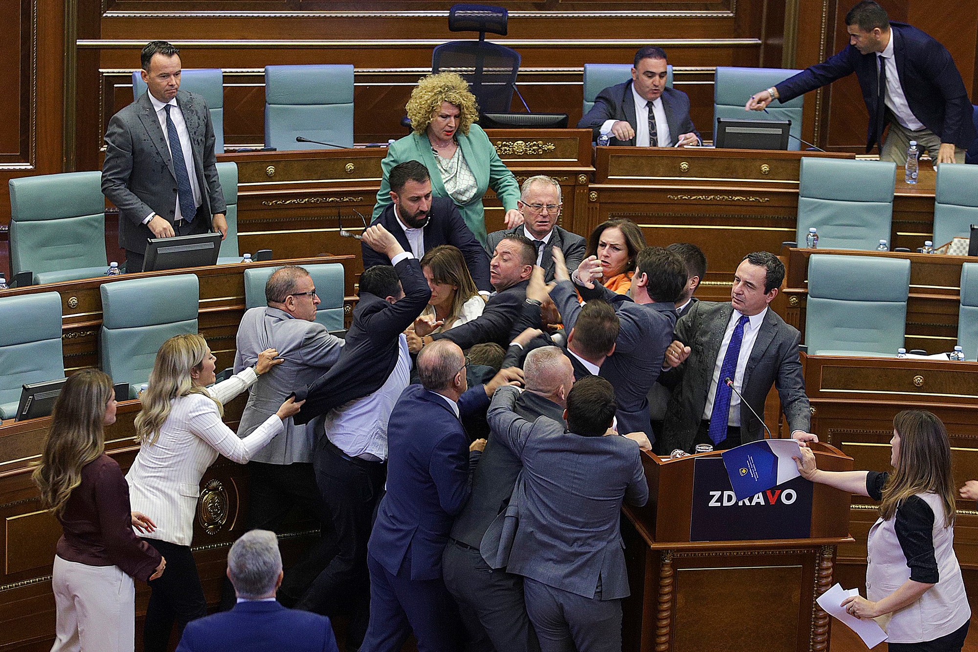 V kosovskom parlamente vypukla potýčka počas premiérovho prejavu o napätí so Srbmi.