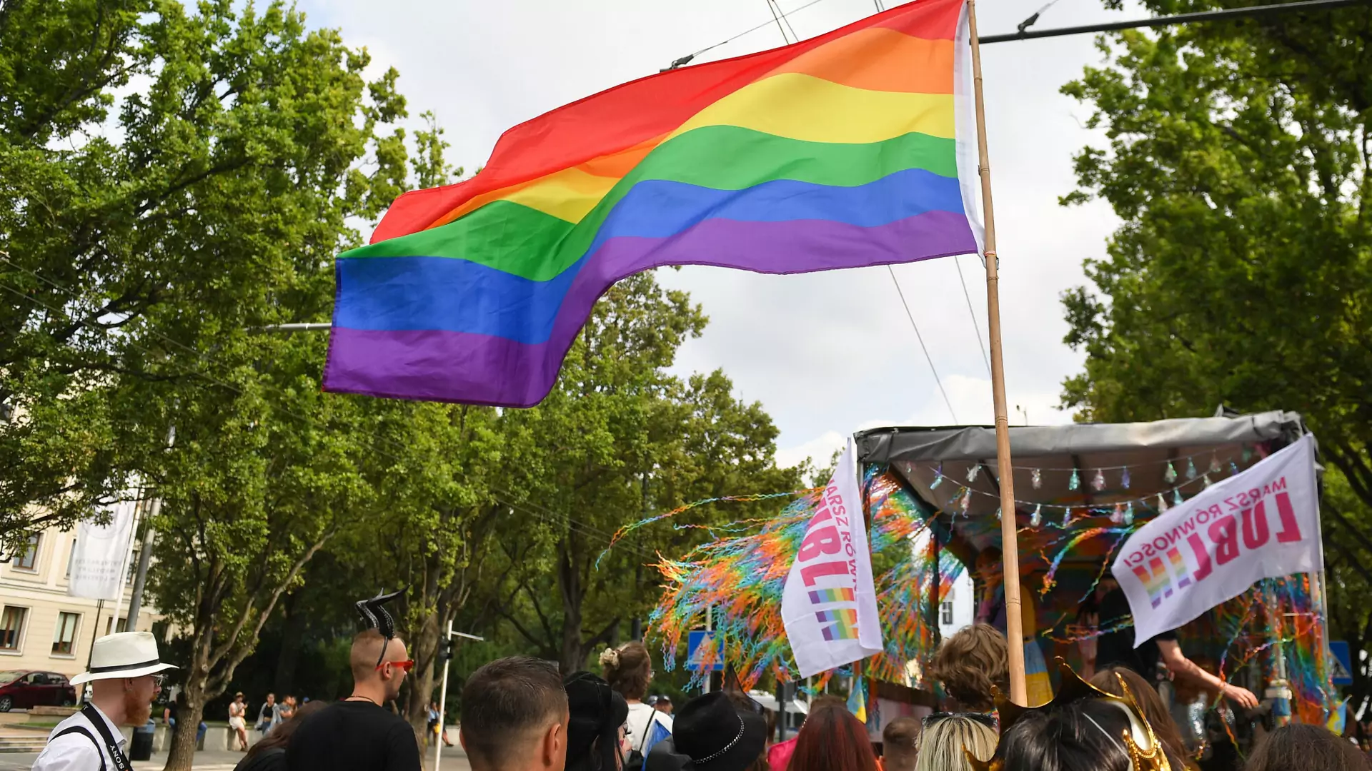 Strefy anty-LGBT zwiększyły liczbę prób samobójczych. Szokujące badanie