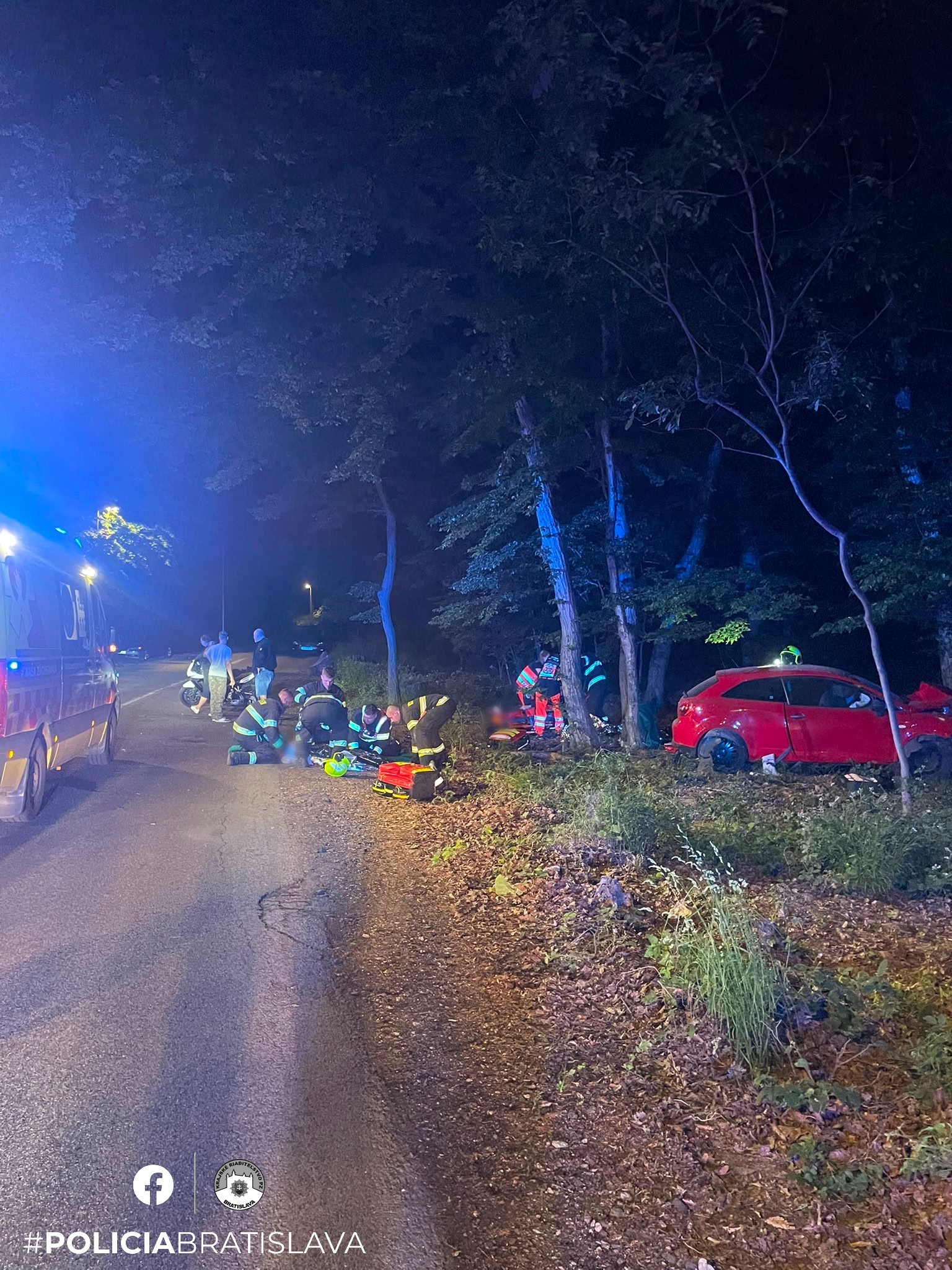 Polícia vyšetruje nočnú nehodu na Ceste na Kamzík, zranili sa piati ľudia.