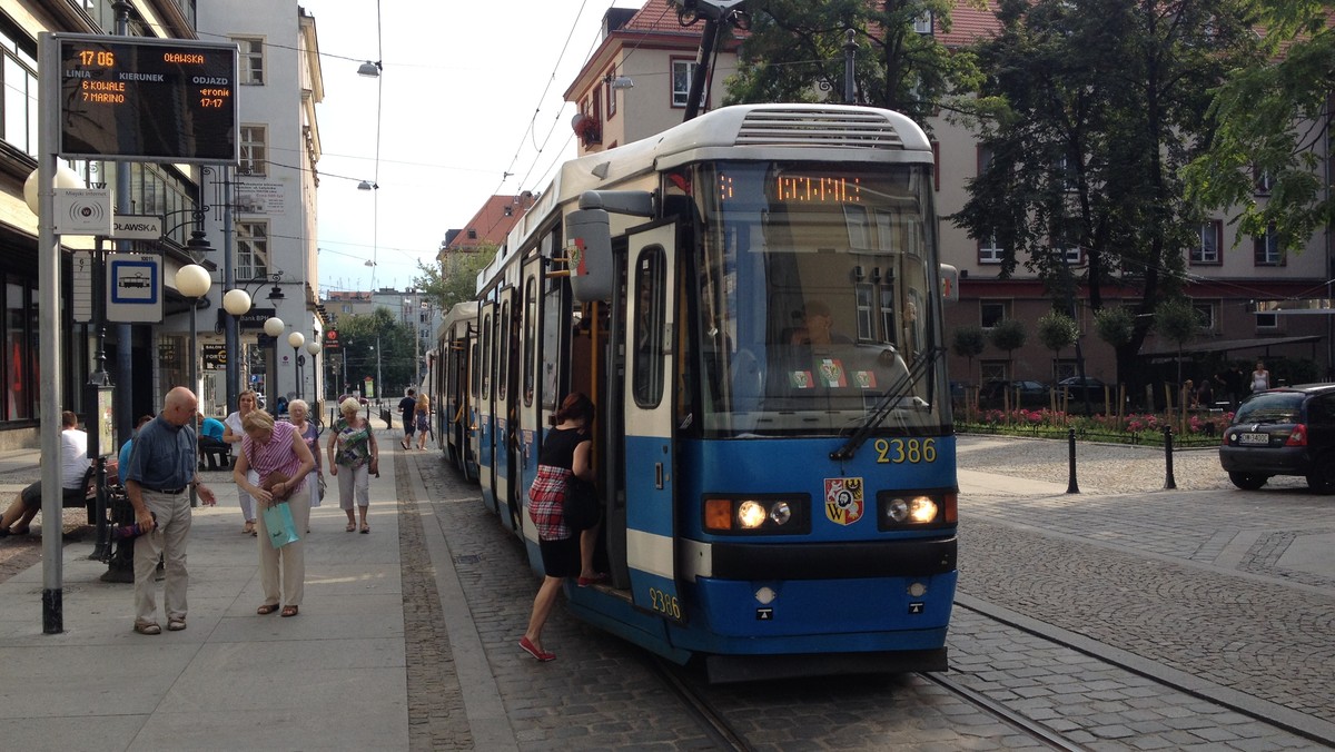 Wrocławscy radni zdecydowali, że od 1 września wszyscy uczniowie do 21 roku życia będą jeździć komunikacją miejską bezpłatnie.