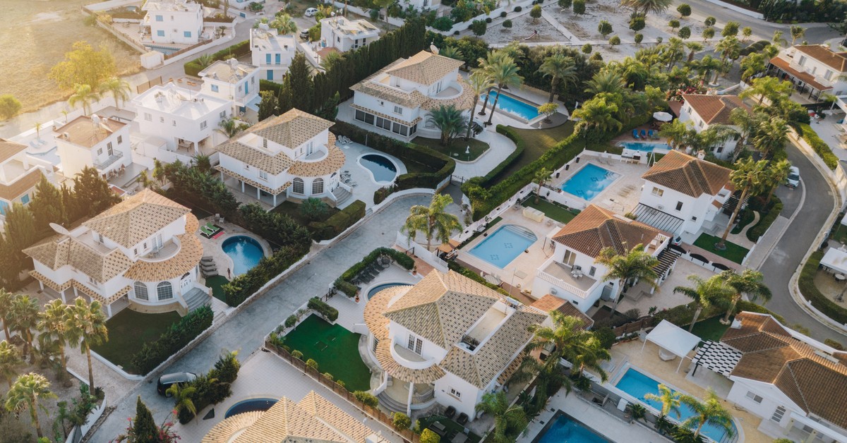 Sankcje ich nie powstrzymały. Bogaci Rosjanie znów na potęgę kupują domy w UE