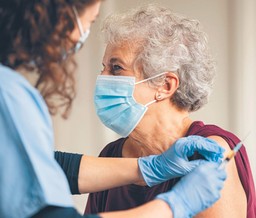 Niewykorzystane szczepionki na Covid-19 zalegają w magazynach. 2,5 mld złotych do kosza