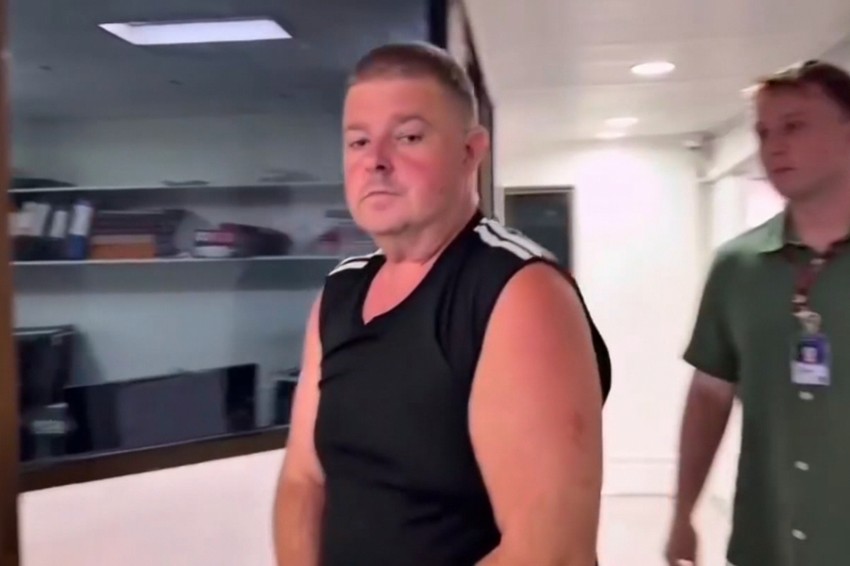Sajmon Piter Karman u policijskoj stanici u Pataji, Tajland, 28. juna