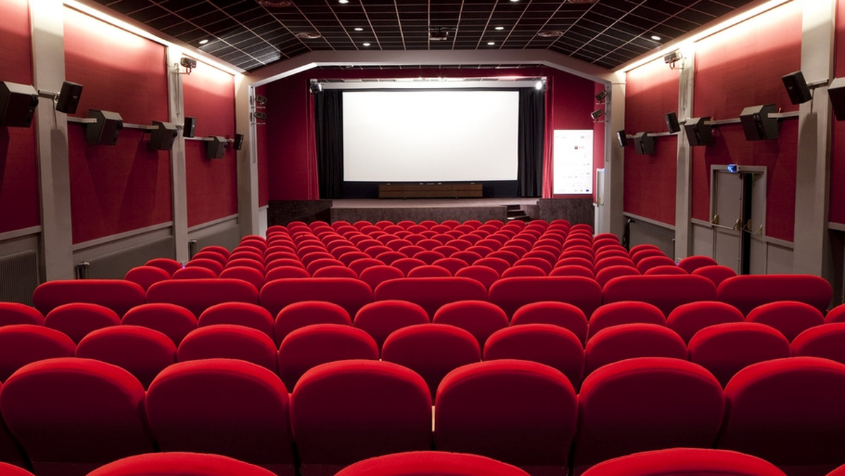 Hiszpańskie sale kinowe świecą pustkami. Od początku roku zyski kin spadły o 15 procent. Przyczyny - to trwający piąty rok kryzys i podniesienie podatku VAT na kulturę. Hiszpańska Federacja Kin rozpoczęła akcję reklamową, której celem jest przyciągnięcie widza.
