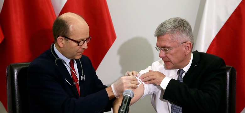 Marszałek Senatu dał się zaszczepić. W roli pielęgniarki wystąpił minister Radziwiłł