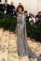 2018 Zendaya - A színésznő egy Jeanne d’Arc ihlette, páncélszerű ruhát viselt, amelyet a Versace divatházban álmodtak meg. A futurisztikus és erőteljes megjelenés tökéletesen illeszkedett az esemény „Heavenly Bodies” tematikájához.
