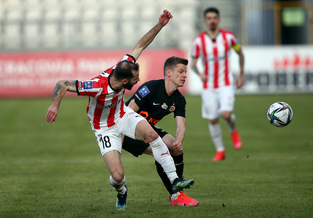 Piłkarz Cracovii Luis Rocha (L) i Jakub Żubrowski (P) z KGHM Zagłębia Lubin podczas meczu Ekstraklasy