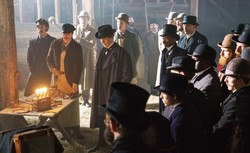 "Wojna o prąd" między Edisonem a Teslą. Trudno uwierzyć, że była tak nudna [RECENZJA]