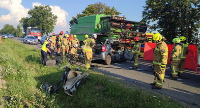 Tragiczne zderzenie osobówki z kombajnem. Skosił ją niczym łan zboża!