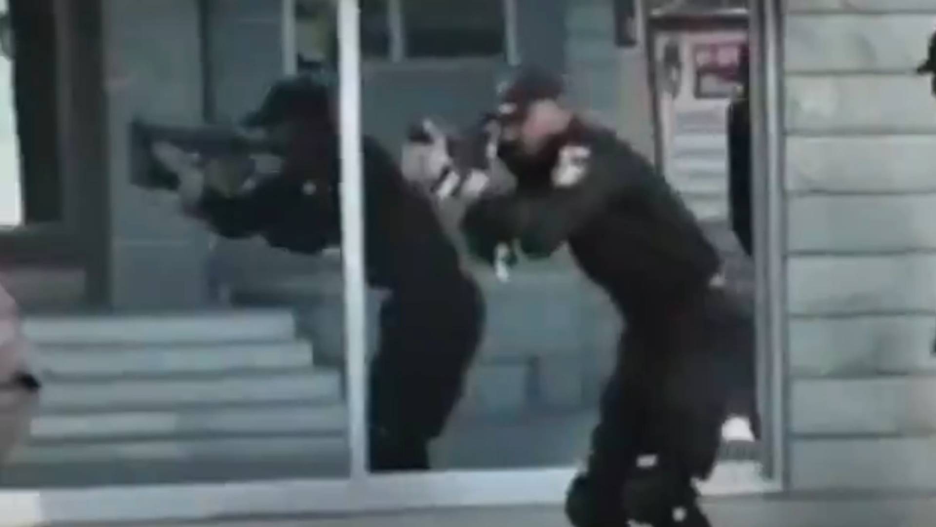 Policajci koji vežbaju kako da na rolerima hvataju kriminalce je najmešnije što ćete videti danas