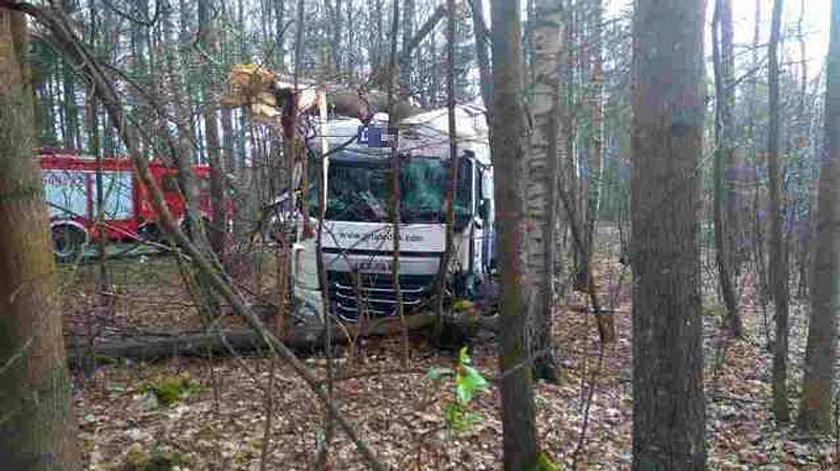 Osobówka wbiła się w tira. Kierowcę wycinali z auta