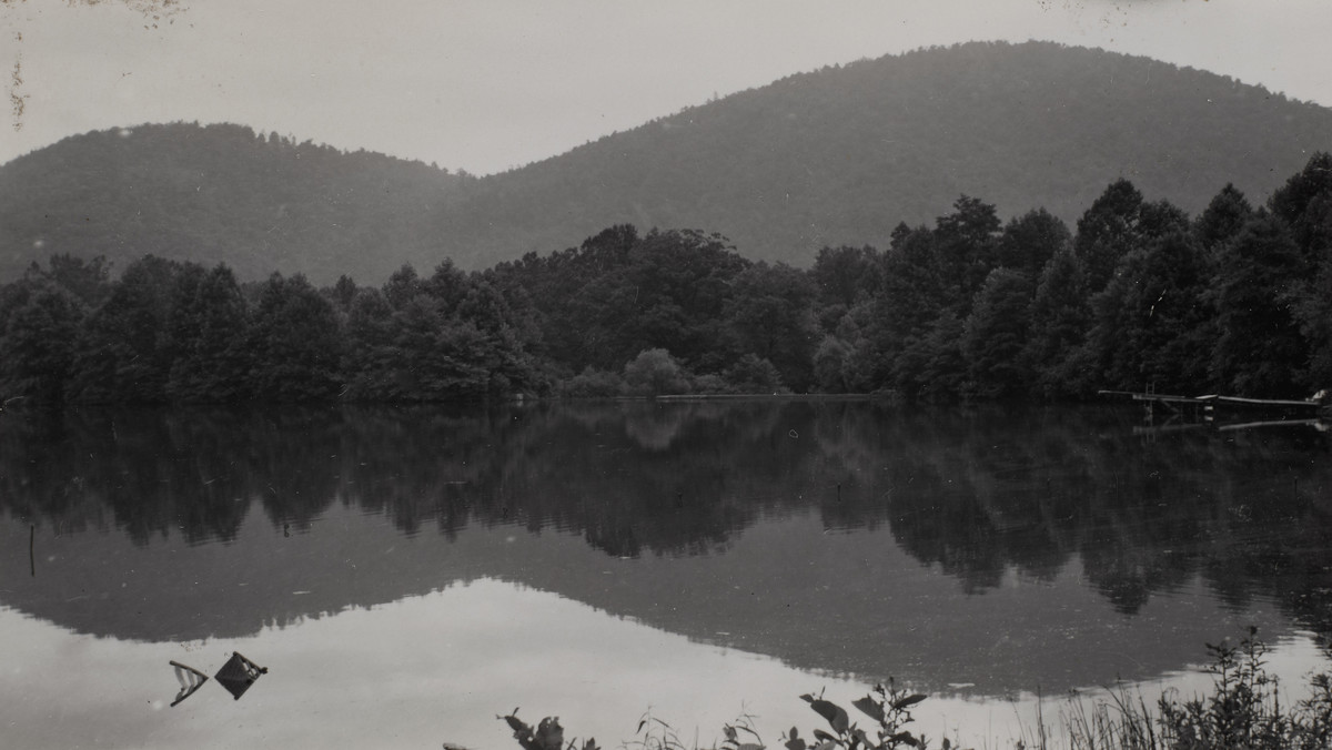 <strong>Do 3 października w Państwowej Galerii Sztuki w Sopocie można oglądać wystawę "Od Black Mountain College do Pop Artu. Powojenna sztuka amerykańska ze zbiorów Archiv der Avantgarden". To wizualny esej o artystycznych zmianach w Stanach Zjednoczonych. 1 lipca odbędzie się wirtualne oprowadzanie kuratorskie, które odbędzie się 1 lipca o godz. 17:00 na kanale YouTube i Facebook Fulbright Poland. Oprowadzał będzie Przemysław Strożek. </strong>