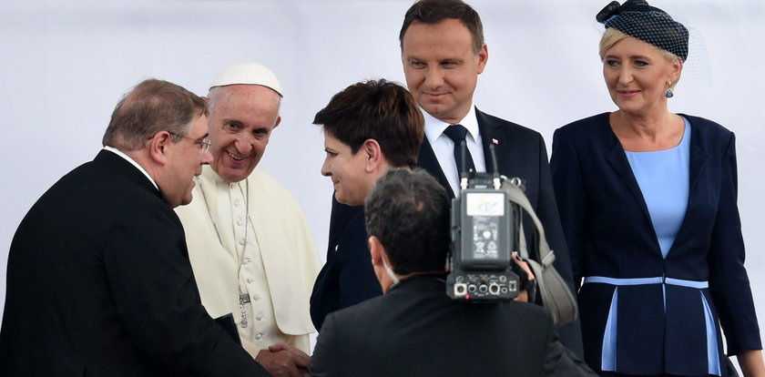 Niezręczne powitanie papieża. Ekspert wytyka wpadki
