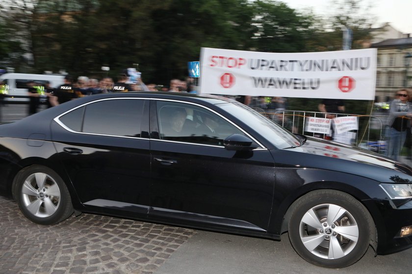 Jarosław Kaczyński przy grobie brata. Nie obyło się bez protestów