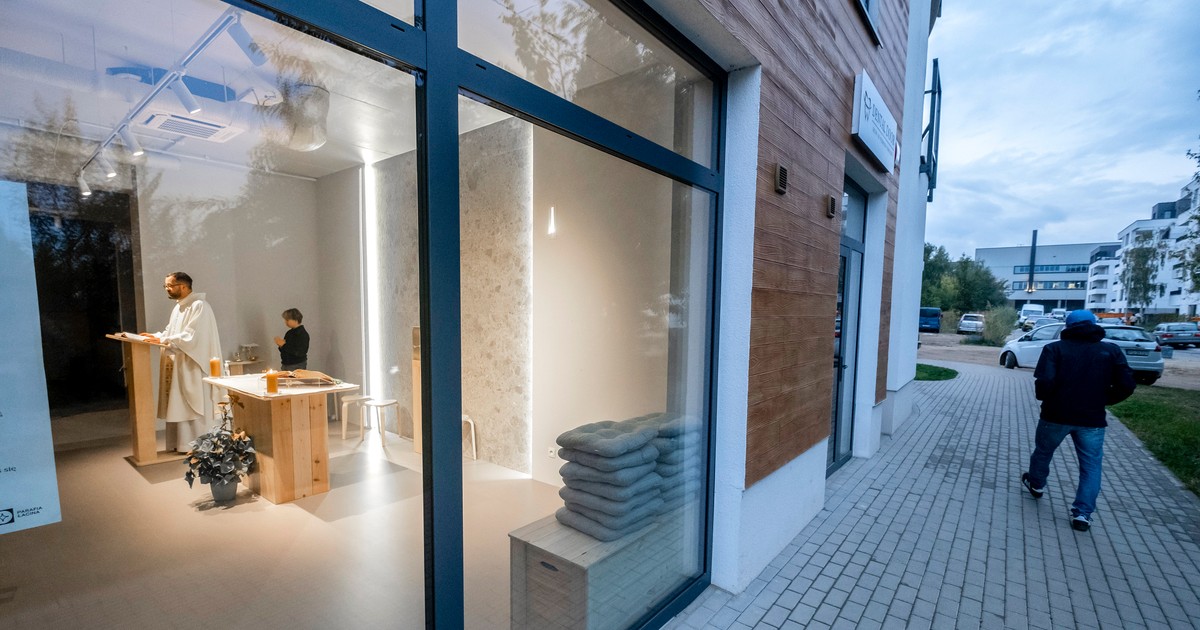 Ksiądz z Poznania tworzy nową parafię w sklepie. Neon i kawa zamiast dzwonów